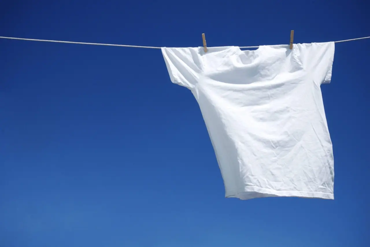 Come arieggiare un vestito: il metodo rapido per eliminare gli odori