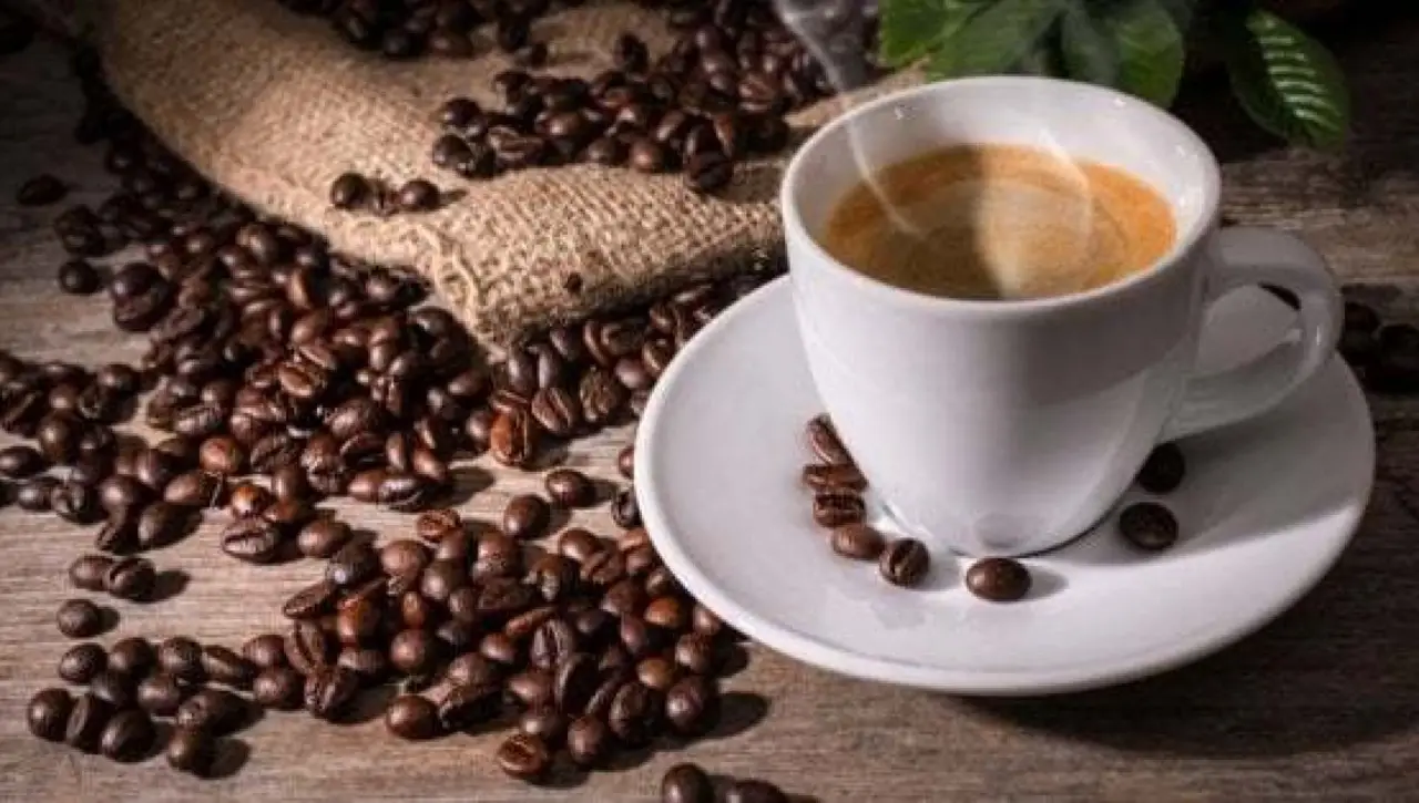 Hai l’abitudine di bere caffè appena sveglio? Ecco cosa potresti mangiare prima