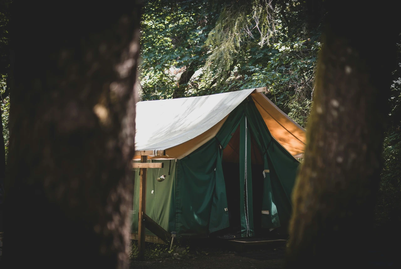 Come dormire bene in tenda d’estate: ecco l’errore banale che fanno tutti