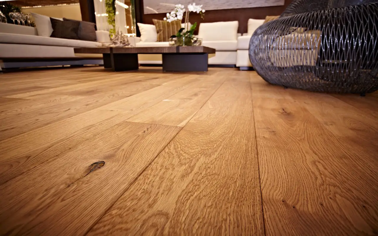 Il tuo mobile o parquet in legno si sta rovinando? Ecco l’errore banale che stai commettendo