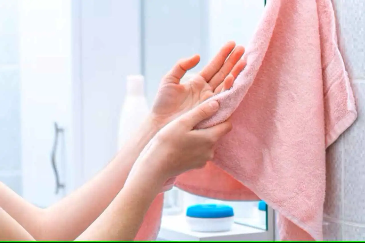 Non appendere mai gli asciugamani in questo modo: ecco perché restano umidi e puzzano